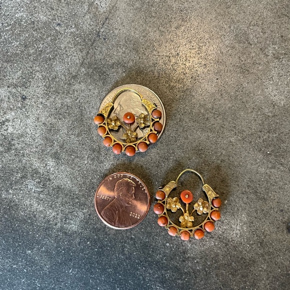 Pair of Mexican gold and coral earrings - Picture 6 of 9